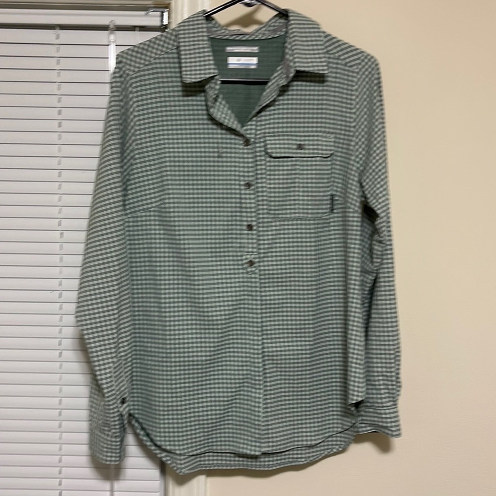 Women's Columbia Long Sleeve Shirt, Size Medium